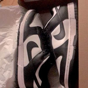 Nike dunks black n white